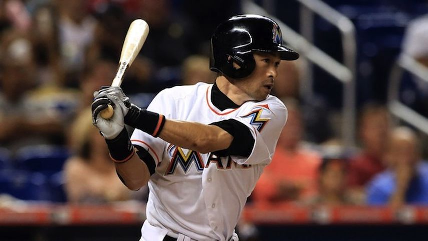 Ichiro Suzuki, se acerca con los cuatro imparables que conectó este lunes, a la marca de 3.000 hits. (ARCHIVO) 