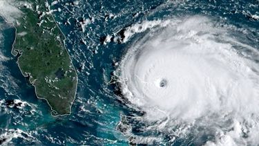 Esta imagen de sat&eacute;lite recoge la aproximaci&oacute;n del terrible hurac&aacute;n Dorian, en 2019, a Bahamas y costa de Florida.