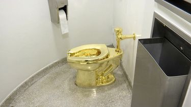 La imagen tomada de un video del 16 de septiembre de 2016 muestra un inodoro de oro puro de 18 quilates, titulado Am&eacute;rica, de Mauricio Cattelan, en el ba&ntilde;o del museo Solomon R. Guggenheim de Nueva York. El inodoro, valuado en 1 mill&oacute;n de d&oacute;lares, fue robado del Palacio Blenheim, en Inglaterra, donde formaba parte de una exposici&oacute;n.&nbsp;