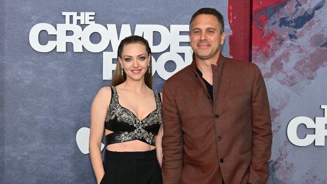 Los actores Amanda Seyfried y Thomas Sadoski llegan al estreno de la serie de Apple TV+ The Crowded Room en el Museo de Arte Moderno de Nueva York, el 1 de junio de 2023.