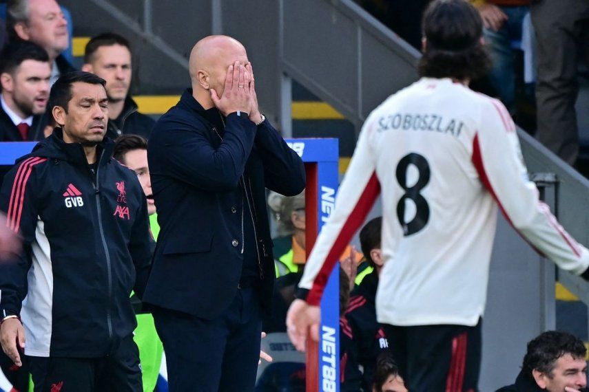 El director técnico del Liverpool, Arne Slot, hace un gesto durante un partido de la Premier League, el 27 de septiembre de 2025.