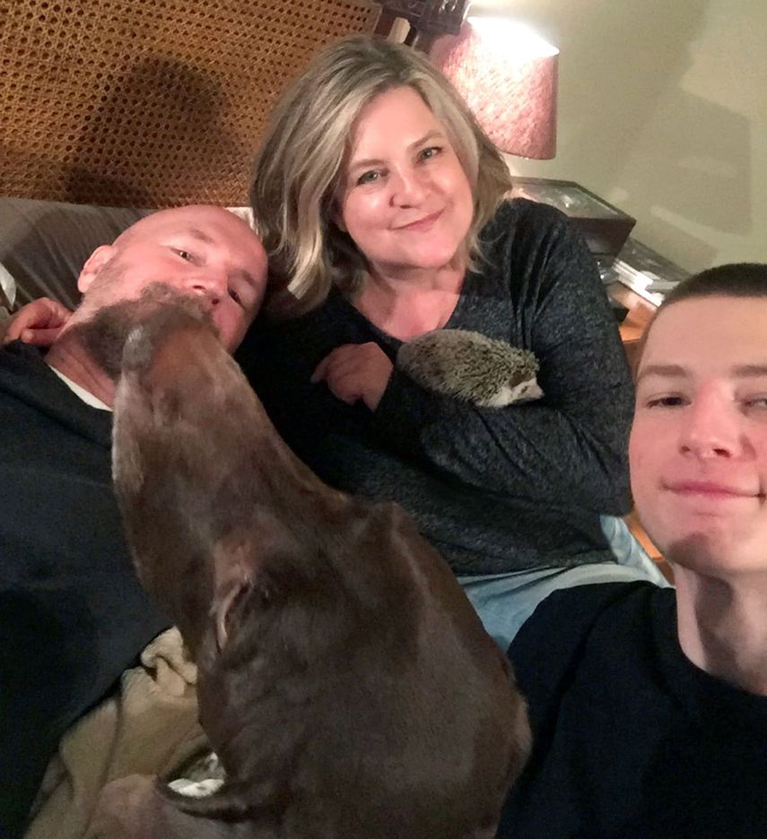 Matthew Pavlik, su esposa Rachel y su hijo Henry se toman un selfie con sus mascotas Mudge (el perro) y Quilliei Nelson (un erizo) el 2 de abril del 2020 en su casa de Sugar Land, Texas. La familia dice que las mascotas les hacen la vida m&aacute;s llevadera durante el encierro por la pandemia del coronavirus.&nbsp;