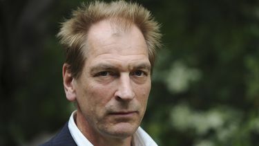 ARCHIVO - El actor Julian Sands asiste a la lectura Forbidden Fruit de obras literarias prohibidas, el domingo 5 de mayo de 2013 en Beverly Hills, California. Los restos de Sands fueron encontrados en una zona montañosa del sur de California donde Sands desapareció en enero de 2023.