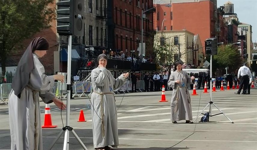Varias monjas instalan equipo de sonido fuera de escuela católica que visitará el Papa en el barrio latino de Harlem. (EFE)