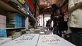 La gente busca publicaciones en una librería en Damasco el 26 de enero de 2025. Las novelas que relatan la terrible experiencia de los prisioneros políticos se codean con textos de teología islámica radical en las librerías de Damasco después del derrocamiento de Bashar al-Assad en diciembre de 2024.