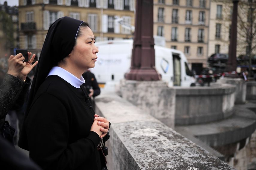 Una religiosa observa la catedral de Notre Dame (no aparece), este martes en París (Francia).