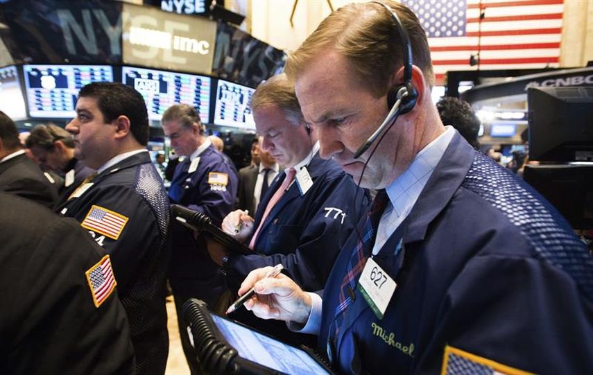 Agentes de Bolsa trabajan en  Nueva York  el 18 de marzo de 2015. 