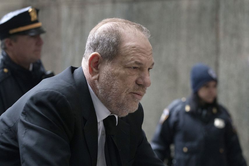Harvey Weinstein llega a un tribunal en Manhattan para asistir al proceso de selecci&oacute;n de jurados para su juicio por cargos de violaci&oacute;n y abuso sexual, el jueves 16 de enero del 2020 en Nueva York.&nbsp;