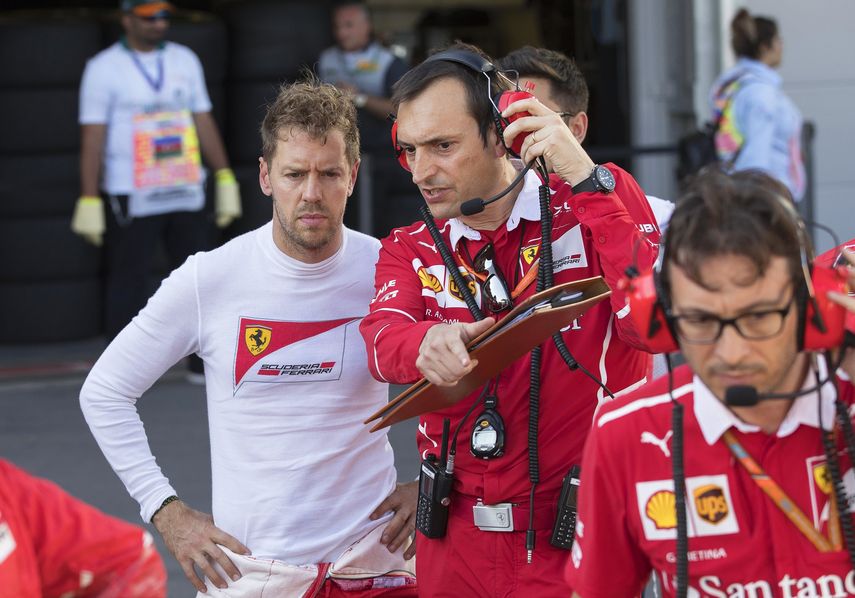 Vetell escucha a un miembro del equipo de pits de Ferrari mientras cumple la sanción impuesta en el Gran Premio de Bakú.&nbsp;