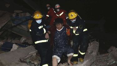 Rescatistas&nbsp;de China ayudan a un hombre a salir de los escombros de un hotel derruido en la ciudad de Quanzhou e l s&aacute;bado 7 de marzo de 2020.&nbsp;