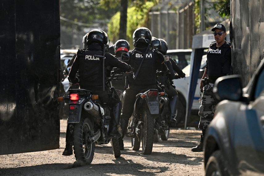 Policías en motocicletas ingresan a la prisión de Guayas 1 donde un nuevo motín de varios días entre bandas rivales cobró al menos 18 vidas, en la ciudad portuaria de Guayaquil, Ecuador, el 25 de julio de 2023.