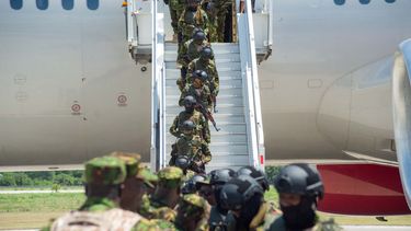 Un segundo contingente de 200 agentes de policía de Kenia llega al Aeropuerto Internacional Toussaint Louverture en Puerto Príncipe, Haití, el 16 de julio de 2024.