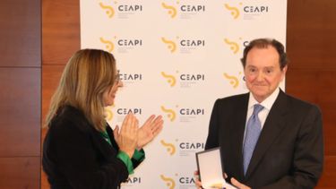 La presidenta de CEAPI, Núria Vilanova y el homenajeado, Jaime Alfonsín Alfonso