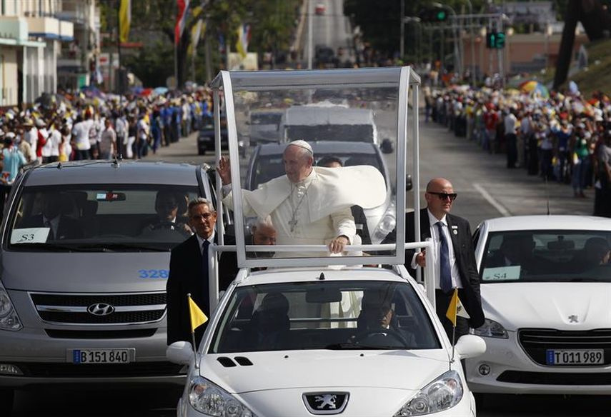  El papa Francisco viajó en papamóvil hacia el aeropuerto aeropuerto Antonio Maceo de Cuba, desde donde partió a EEUU. (EFE)