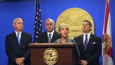 En la foto, de izq. a derecha: alcalde de Miami-Dade, Carlos Giménez; comisionado Esteban Bovo; Daniela Capriles, y comisionado José Pepe Díaz.&nbsp;