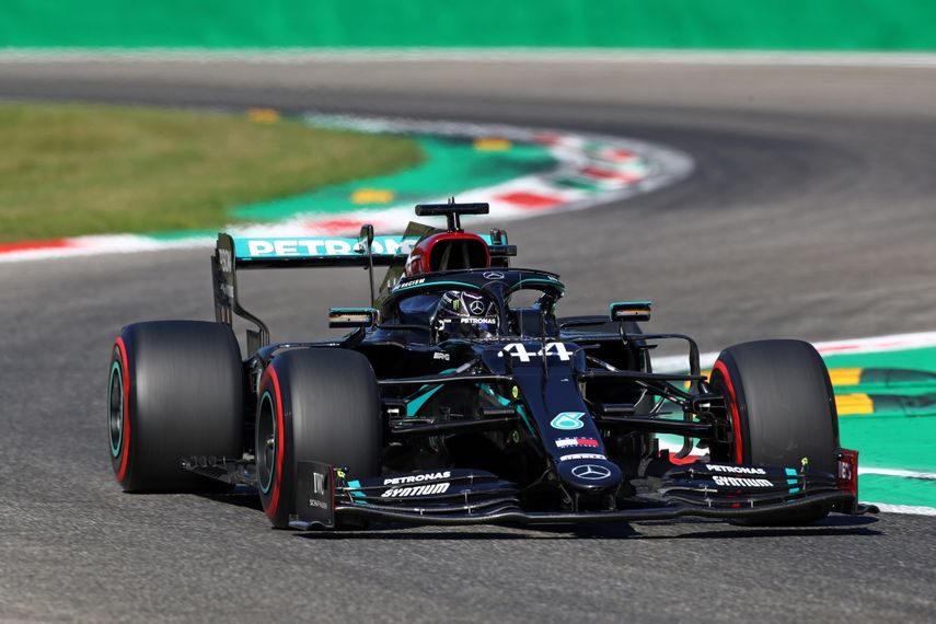 En la tanda de los 10 primeros, Hamilton estableci&oacute; el punto de referencia en la primera carrera en 1m.19.068s, 0.053s m&aacute;s r&aacute;pido que su compa&ntilde;ero de equipo en Mercedes, Valtteri Bottas
