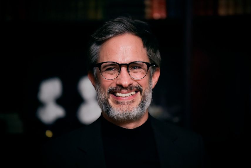 El actor mexicano Gael García Bernal sonríe durante la ceremonia de entrega de la medalla de la Orden de las Artes y las Letras del Ministerio de Cultura de Francia en la Ciudad de México el 13 de enero de 2026.&nbsp;