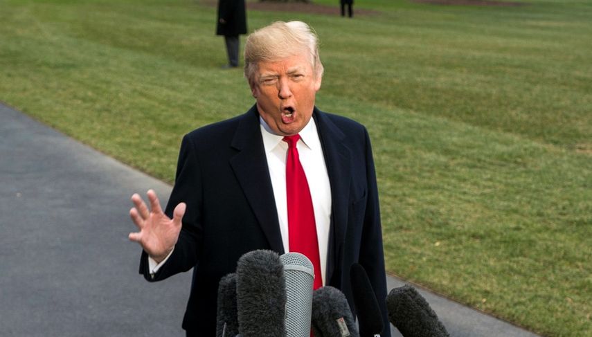 Donald Trump, presidente de los EEUU, habla a los medios de prensa en los jardines de la Casa Blanca, en Washington.