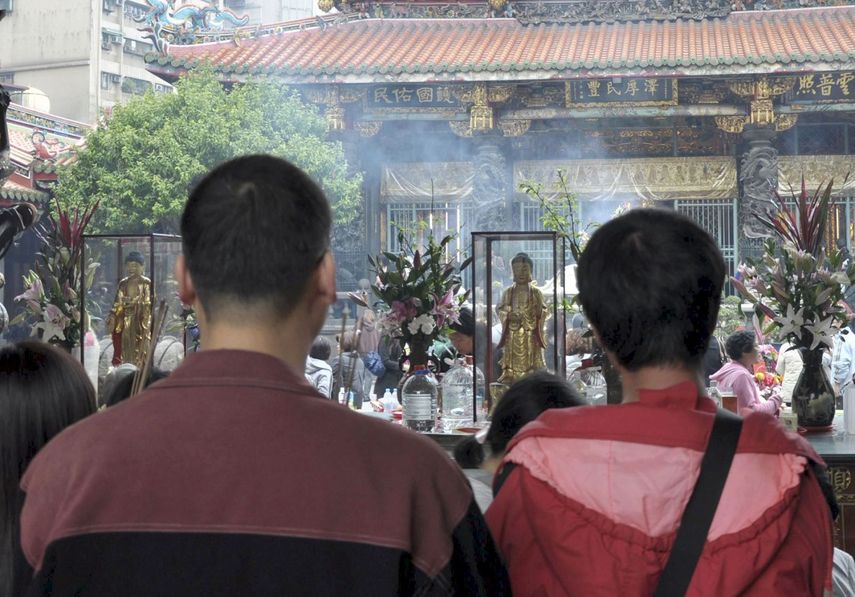 En Taiwán, los templos se llenan para atraer la buena suerte y comprar talismanes que alejen el mal agüero.