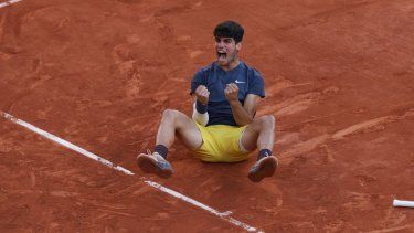 El tenista español Carlos Alcaraz celebra su victoria en la final de Roland Garros frente al alemán Alexander Zverev, en París, el 9 de junio de 2024.
