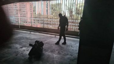 Presuntos funcionarios de las Fuerzas de Acciones Especiales (FAES) lanzan al suelo el chofer de la camioneta donde salía Juan Guaió dentro de su residencia.&nbsp;