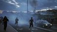 Varias personas salen corriendo durante disturbios con la policía en el centro de Lyon, en el centro de Francia, el 30 de junio de 2023.&nbsp;