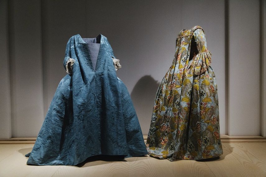 Dos de las creaciones exhibidas en la muestra Masterworks: Unpacking&nbsp;Fashion (Obras Maestras: Deshaciendo la moda) en el Museo Metropolitan de Arte en Nueva York.&nbsp;