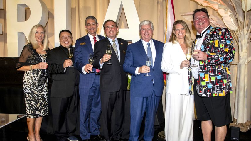De izquierda a derecha: Carol Dover, presidenta y directora ejecutiva de FRLA, Dennis Chan, Chuck Prather, Nick Sarra, presidente de FRLA 2025, Greg Cook, Joy Boyd y John Horne, del comité ejecutivo de la Asociación de Restaurantes y Alojamiento de Florida (FRLA).