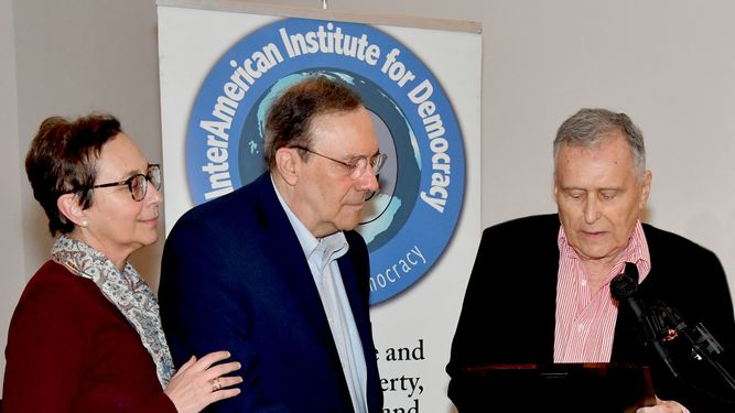 Maurice Ferré (d) entrega la orden Caballero de la República a Carlos Alberto Montaner (c), junto a su hija, Gina (i).