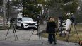 La policía asegura la entrada a la casa del exvicepresidente Mike Pence, el viernes 10 de febrero de 2023 en Carmel, Indiana.