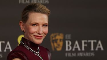 La actriz australiana Cate Blanchett posa en la alfombra roja a su llegada a los premios Bafta de cine de la Academia Británica en el Royal Festival Hall, Southbank Centre, en Londres, el 18 de febrero de 2024.