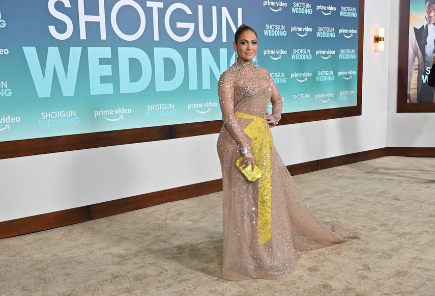 Jennifer López en el estreno en Los Ángeles la comedia romántica Shotgun Wedding. JLo es una de las madres famosas que celebra su día.