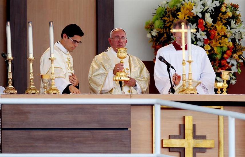 El papa Francisco durante la eucaristía que celebró en Guayaquil. (EFE)