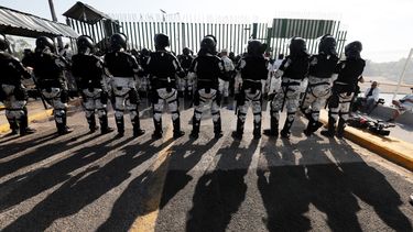 &nbsp;La Guardia Nacional de México bloquea el cruce fronterizo del puente entre Tecun Uman, Guatemala y Ciudad Hidalgo, México, el 18 de enero de 2020.