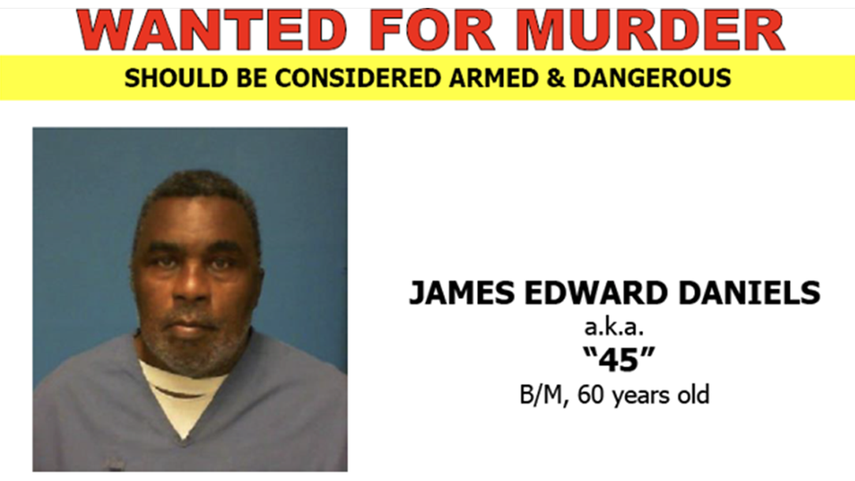 Las autoridades buscan recapturar a James Edward Daniels.