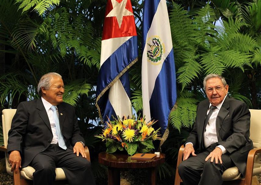 El presidente de Cuba, Raúl Castro (d), y su homólogo de El Salvador, Salvador SánchezCerén (i), se reúnen este miércoles 27 de mayo de 2015, en el Palacio de la Revolución de La Habana (Cuba). (EFE) 