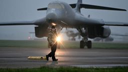 Bombardero estadounidense B1 Lancer, uno de los tipos de aeronaves de guerra que participa en la gran ofensiva contra el régimen iraní. Bombardero estadounidense B1 Lancer, uno de los tipos de aeronaves de guerra que participa en la gran ofensiva contra el régimen iraní.