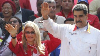 NOTICIA DE VENEZUELA  - Página 58 En-esta-fotografia-archivo-del-20-mayo-2109-el-presidente-venezuela-nicolas-maduro-y-su-esposa-cilia-flores-saludan-sus-partidarios-frente-al-palacio-presidencial-miraflores-caracas-venezuela-un-sobrino-la-primera-dama-venezuela-apelo-el-martes-25-agosto-2020-la-corte-suprema-los-estados-unidos-una-sentencia-18-anos-conspirar-contrabandear-800-kilogramos-cocaina-los-estados-unidos