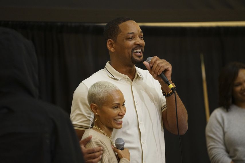En esta fotografía proporcionada por la biblioteca pública Enoch Pratt, Jada Pinkett Smith y Will Smith en la biblioteca en Baltimore el miércoles 18 de octubre de 2023. Will Smith acompañó a Jada Pinkett Smith en la presentación de su libro de memorias.
