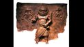 Esta fotografía proporcionada por el Museo y Jardines Horniman muestra una placa de aleación de cobre de Benín que representa un encuentro entre Uwangue, jefe de Benín, y comerciantes portugueses, que aparecen a su izquierda y derecha.