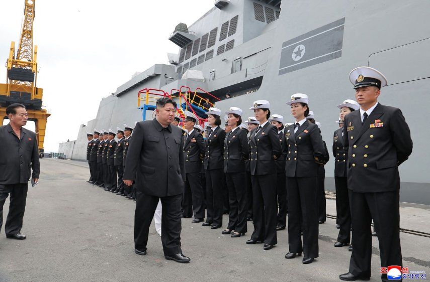 Esta imagen, tomada el 18 de agosto de 2025 y publicada por la Agencia Central de Noticias de Corea del Norte (KCNA) vía KNS el 19 de agosto de 2025, muestra al líder norcoreano Kim Jong-un (centro) inspeccionando el destructor naval Choe Hyon en un lugar no revelado de Corea del Norte. El líder norcoreano Kim Jong-un instó el 19 de agosto a una rápida expansión de la capacidad de armas nucleares del país, citando los ejercicios militares en curso entre Estados Unidos y Corea del Sur que, según él, podrían provocar una guerra.&nbsp;