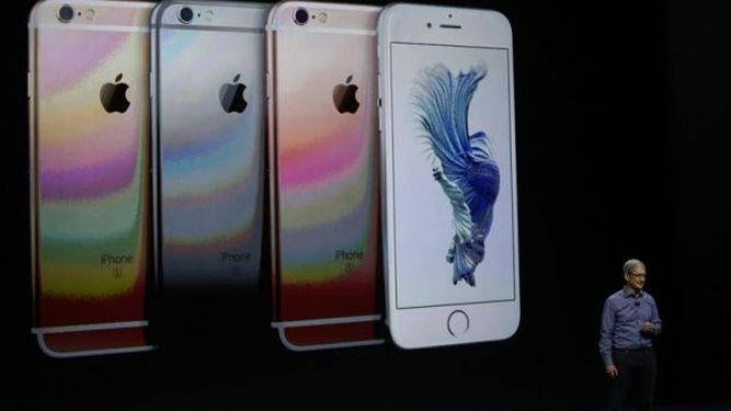  El director ejecutivo de Apple, Tim Cook, en la presentación de los iPhone 6S y 6S. (EFE)