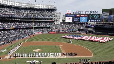 En foto de archivo del 28 de marzo del 2019, despliegan la bandera durante el Himno Nacional en el primer día de juegos de los Yanquis de Nueva York ante los Orioles de Baltimore. El 9 de abril del 2020 Forbes estimó que los Yanquis son el equipo más valioso de la MLB con 5 mil millones de dólares.