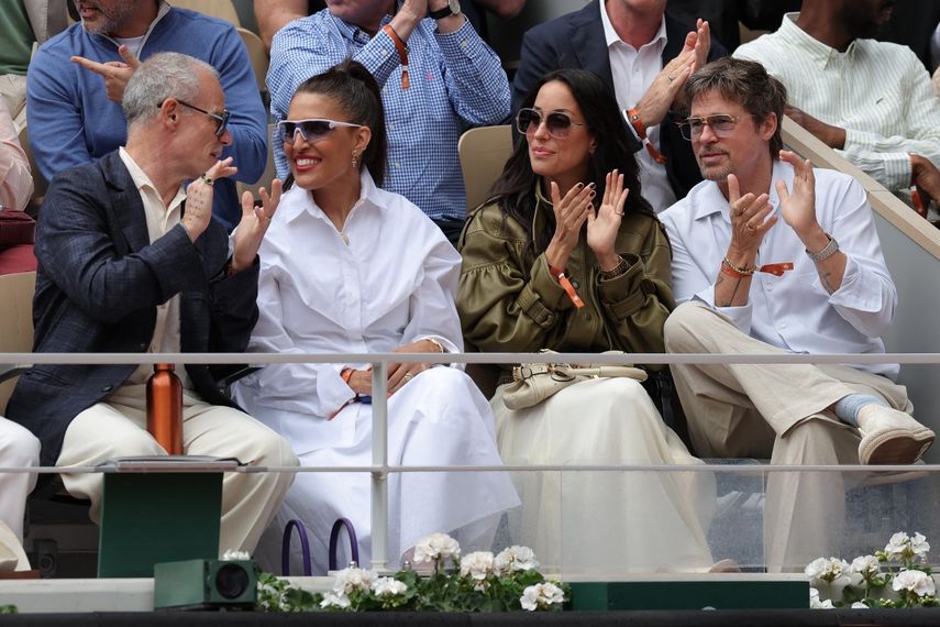 El músico Flea y la diseñadora de moda Melody Ehsani, junto a Inés de Ramón y Brad Pitt, en el torneo de tenis French Open, en París.