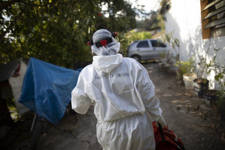La doctora Débora Mejía, del servicio de voluntarios Ángeles de las Vías, sale de una casa en la que atendió a dos pacientes con el COVID-19 en Caracas el 3 de febrero del 2021. 