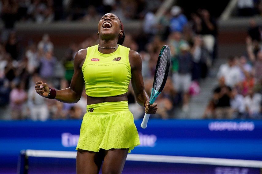 La estadounidense Coco Gauff celebra tras vencer a la checa Karolina Muchova en las semifinales del US Open, el jueves 7 de septiembre de 2023, en Nueva York.