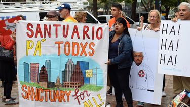 Un grupo de personas se manifiestan a favor de las ciudades santuario.&nbsp;