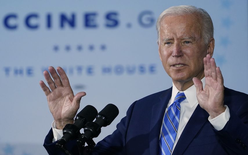El presidente Joe Biden visita un sitio en construcción de Clayco Corporation para el centro de datos de Microsoft, el jueves 7 de octubre de 2021, en Elk Grove Village, Illinois.