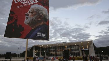 Un partidario de Luiz Inácio Lula da Silva lleva un cartel que dice en portugués Libertad para Lula en Brasilia, el martes 25 de junio del 2019.