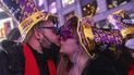 Christopher Muñoz y Nirvana Contreras se besan durante la celebración de Fin de Año en Times Square, el 31 de diciembre de 2021, en Nueva York.